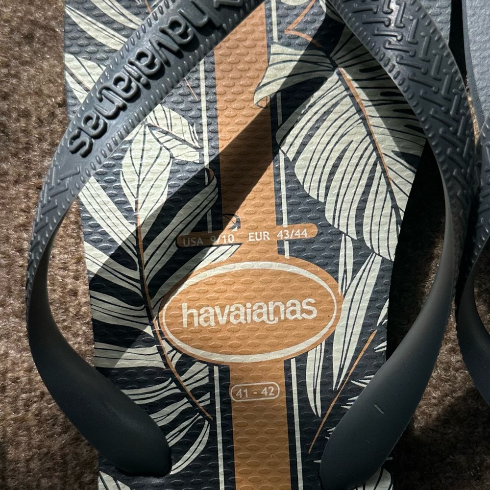 Havaianas Tropical Leaf Flip Flops - Gray and Tan Men’s 9-10 (41-42) - Picture 4 of 6